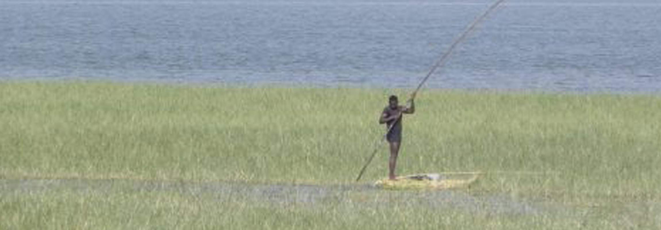 En fiskare på awassasjön Etiopien
