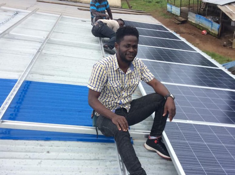 Solceller installeras på sjukhustak i Liberia