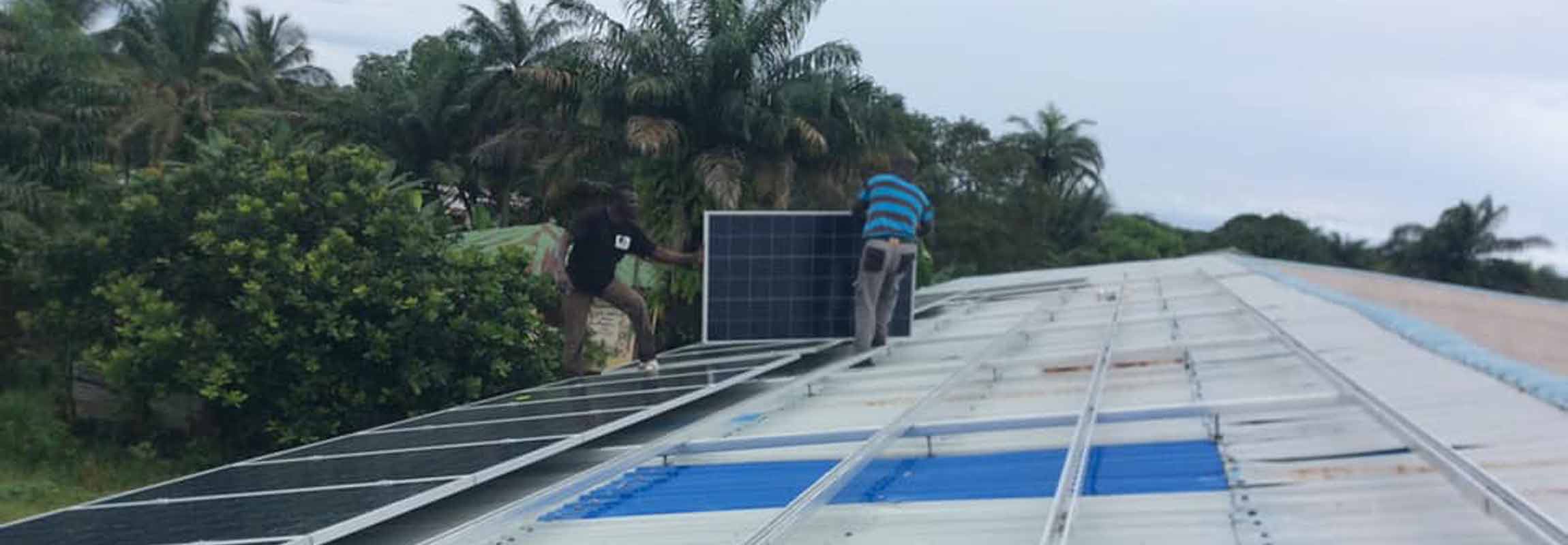 Solceller monteras på sjukhustak i Liberia